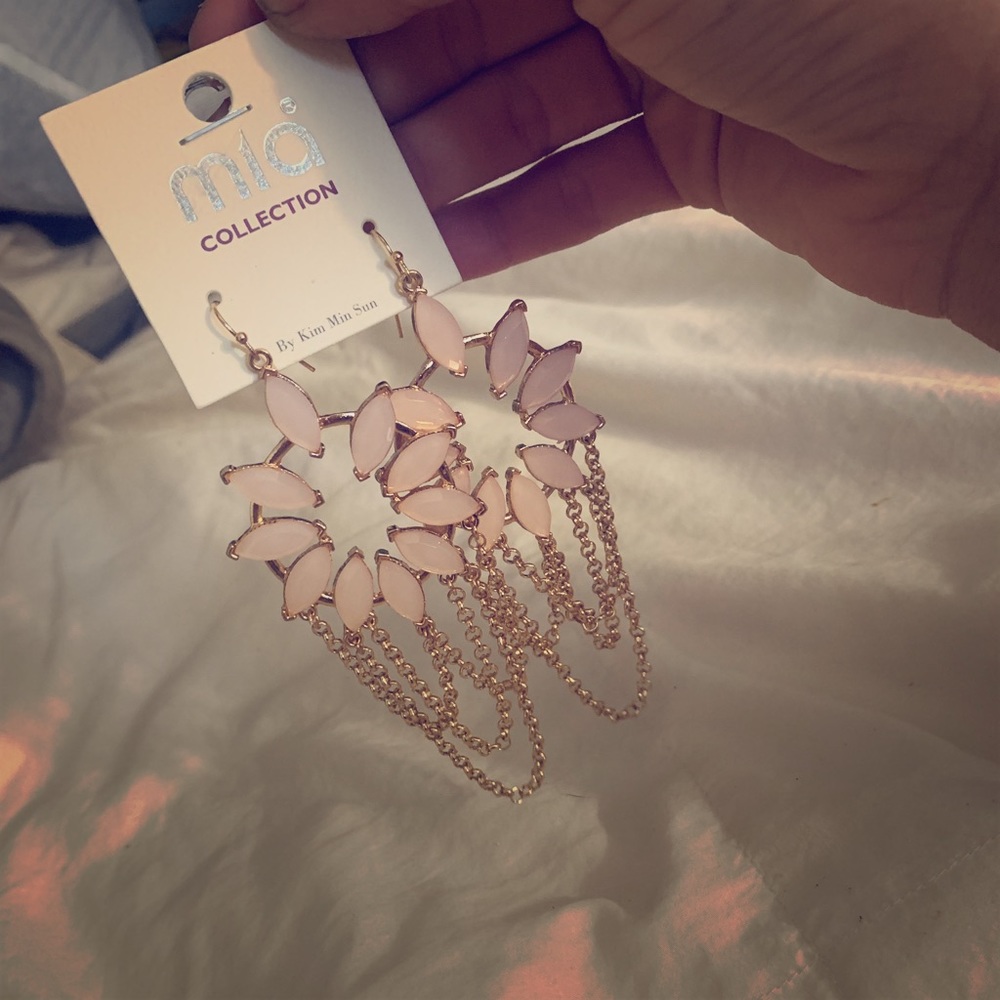 Beautiful dangly MIA collections earrings!!